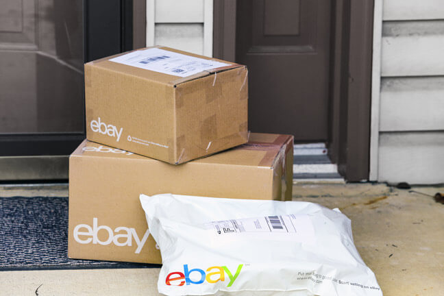 Zwei gestapelte Pakete von Ebay und eine Warensendung mit Ebay Logo